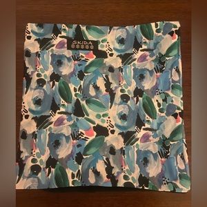 Skida Women’s  fleece lined neck warmer. Beautiful print